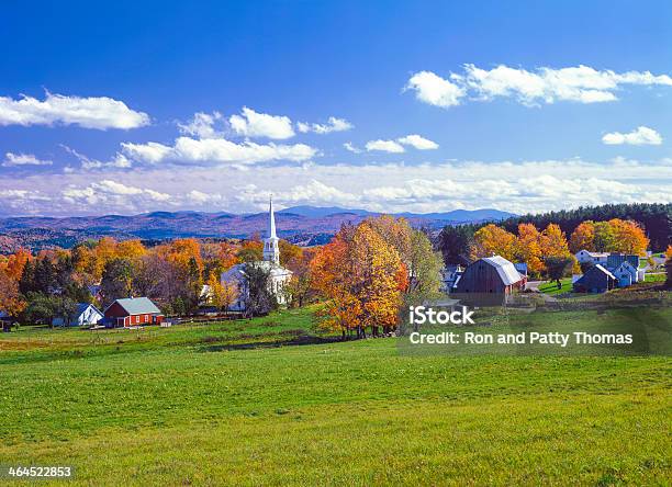 Outono De País Lado De Vermont - Fotografias de stock e mais imagens de Cidade Pequena - Cidade Pequena, Vermont, Cena Rural