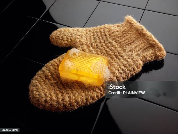 Photo libre de droit de Gants De Massage Au Savon banque d'images et plus d'images libres de droit de Accessoire - Accessoire, Article de toilette, Baignoire