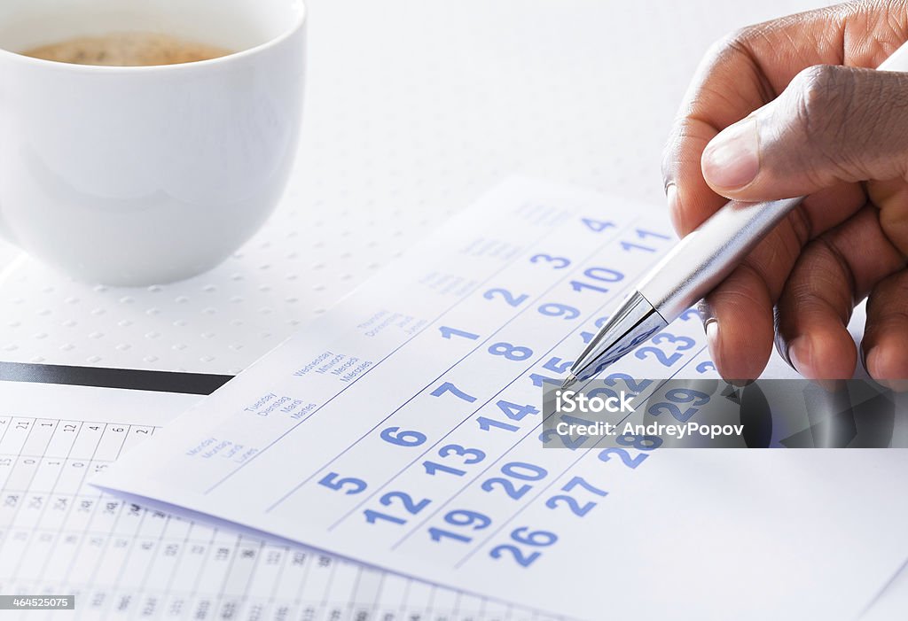 Mann Hand hält einen Stift auf Kalender - Lizenzfrei Terminplanung Stock-Foto