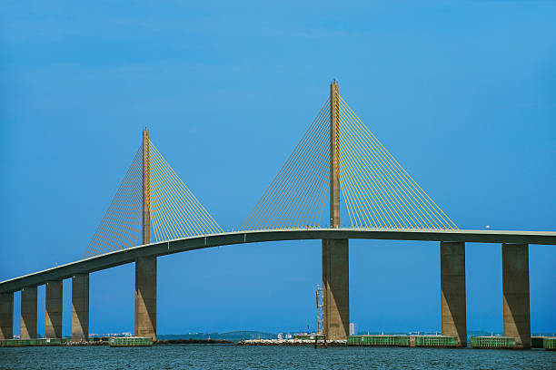 la luce del sole il ponte di skyway - cable stayed foto e immagini stock