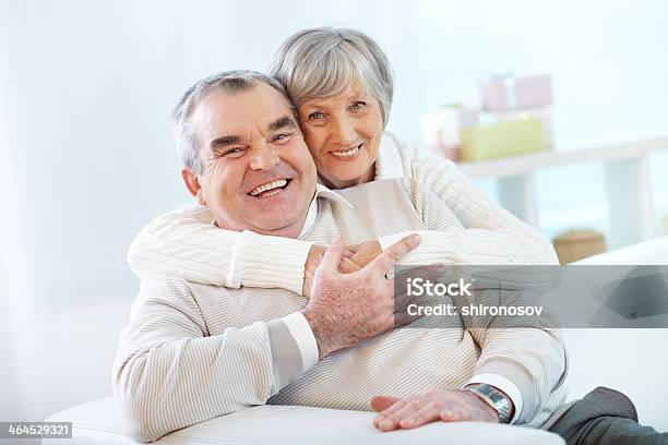 Coppia Senior - Fotografie stock e altre immagini di Abbracciare una persona - Abbracciare una persona, Adulto, Affettuoso