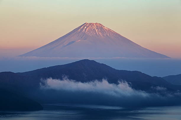 istock Lake ashi and Mountain Fuji 464533152