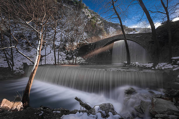 cachoeira de casal em uma ponte de pedra - bend sun river snow - fotografias e filmes do acervo