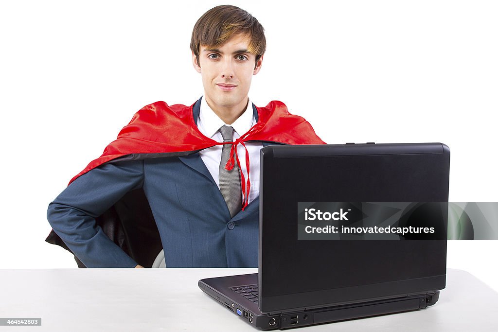 Super Homme d'affaires avec un rouge Cape travaillant sur un ordinateur portable - Photo de Adulte libre de droits