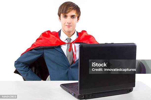 Photo libre de droit de Super Homme Daffaires Avec Un Rouge Cape Travaillant Sur Un Ordinateur Portable banque d'images et plus d'images libres de droit de Adulte