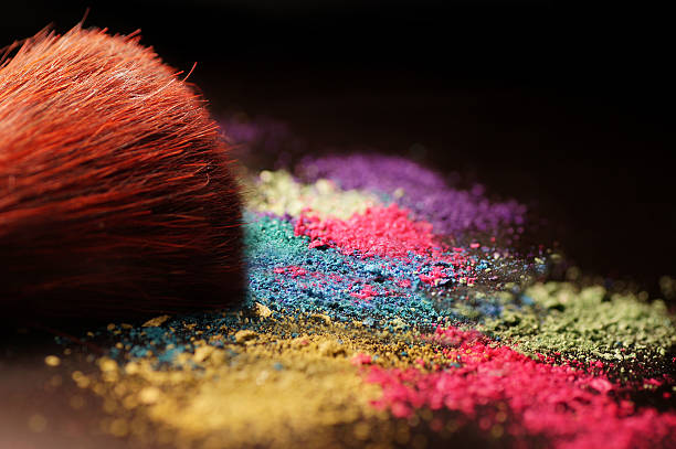 разноцветные раздавленный тени и щетка - powder make up стоковые фото и изображения
