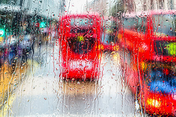 autobus a due piani a londra, piove - london in the rain foto e immagini stock