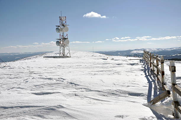 station météo à l'hiver dans les montagnes - arctic station snow science photos et images de collection