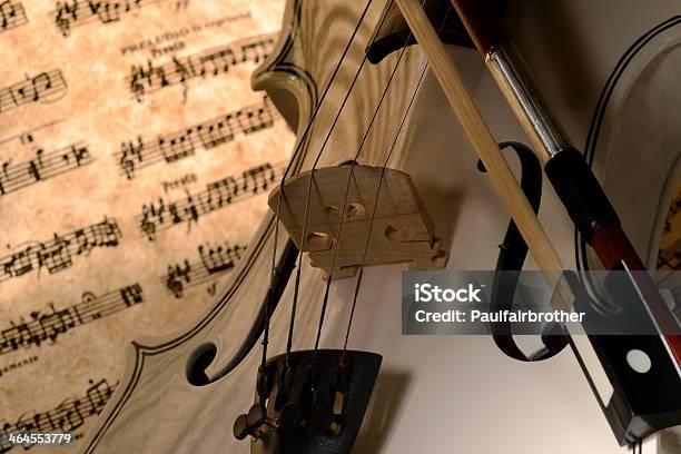 Violino - Fotografie stock e altre immagini di Antico - Vecchio stile - Antico - Vecchio stile, Arte, Cultura e Spettacolo, Composizione orizzontale
