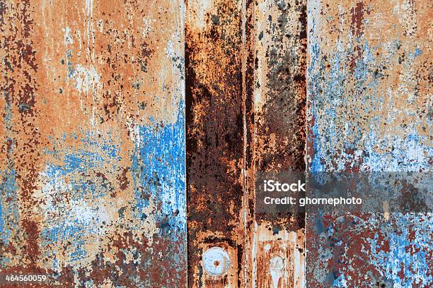 カラフルな錆びた金属製ドア - カラフルのストックフォトや画像を多数ご用意 - カラフル, カラー画像, テクスチャー効果