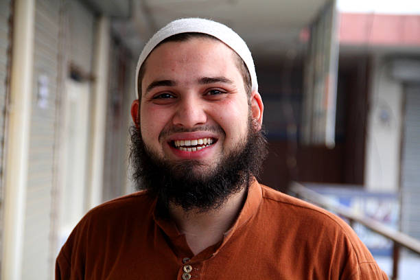 улыбка южной азии бородатого мужчины, - muslim cap стоковые фото и изображения