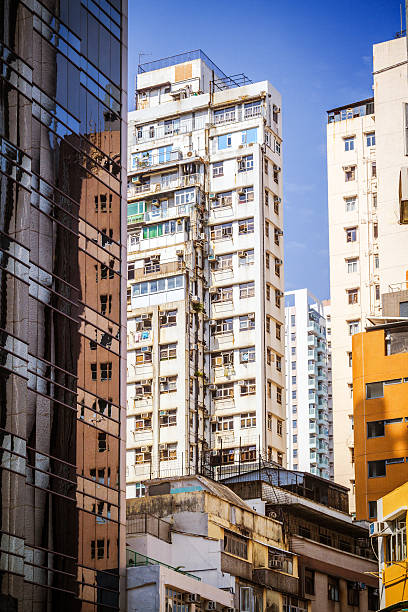 appartements gratte-ciel de hong kong - too small architecture in a row apartment photos et images de collection