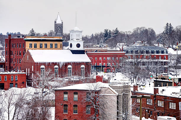 Winter in Nashua, New Hampshire Downtown Nashua New Hampshire after a winter snowstorm. Nashua is the second largest city in the state of New Hampshire. Nashua is known for its  livability and economic expansion as part of the Boston region nashua new hampshire stock pictures, royalty-free photos & images