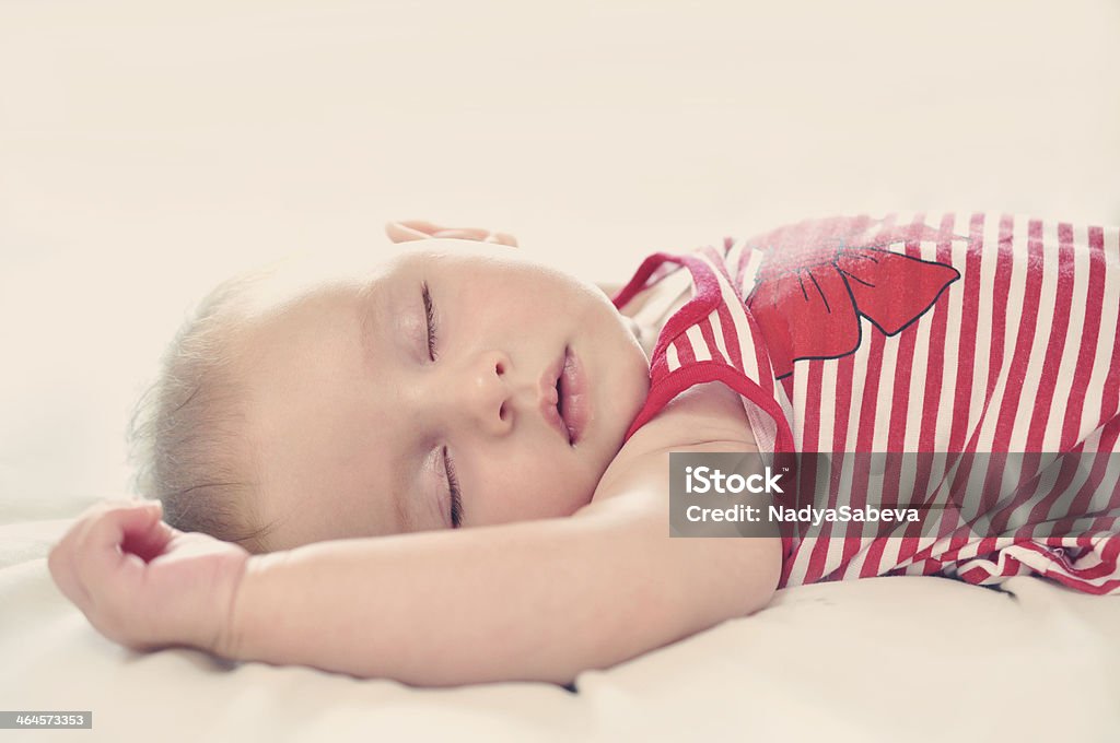 Niña bebé Sleepping en una cama - Foto de stock de Acostado libre de derechos