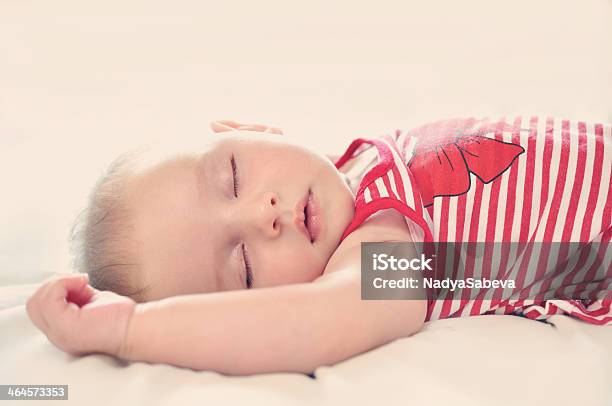 Niña Bebé Sleepping En Una Cama Foto de stock y más banco de imágenes de Acostado - Acostado, Alegre, Alegría