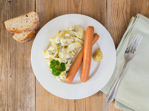 sałatka z ziemniaków z kiełbasy i gorczycy - salad prepared potato potato salad food zdjęcia i obrazy z banku zdjęć