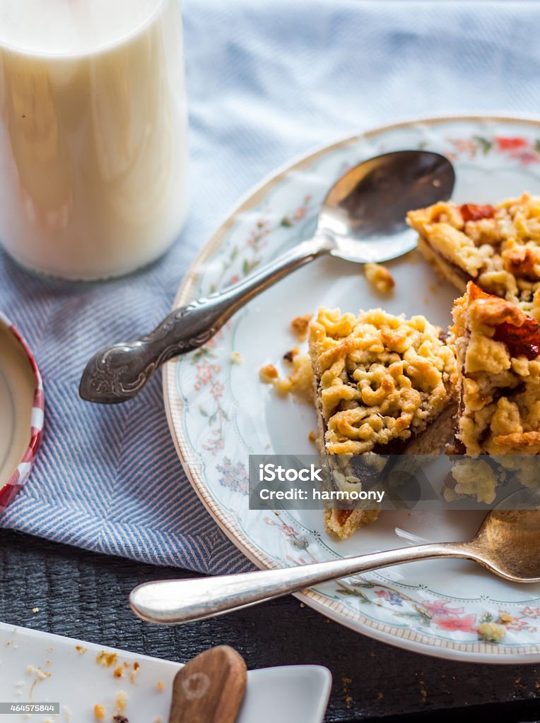 Teile der süße Kuchen auf kurze Gebäck mit orange jam - Lizenzfrei 2015 Stock-Foto