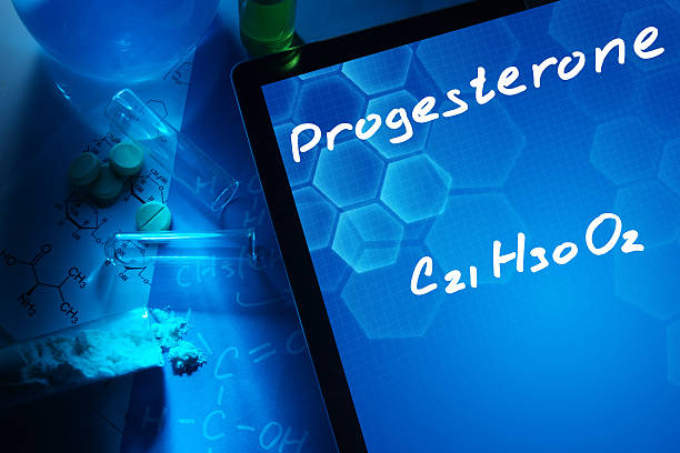 comprimido con la fórmula química de progesterona. - progesterona fotografías e imágenes de stock