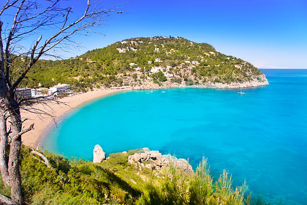 вид с воздуха из caleta де сан-винсент в остров ибица - sant vicent стоковые фото и изображения