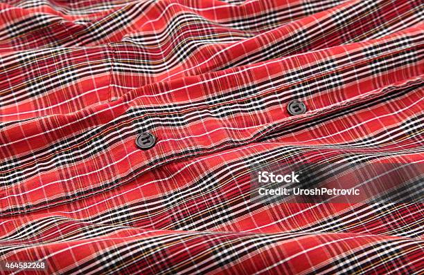 Hombre De Camisa A Cuadros Detalle De Algodón Rojo Foto de stock y más banco de imágenes de Camisa a cuadros - Camisa a cuadros, Camisa de leñador, 2015