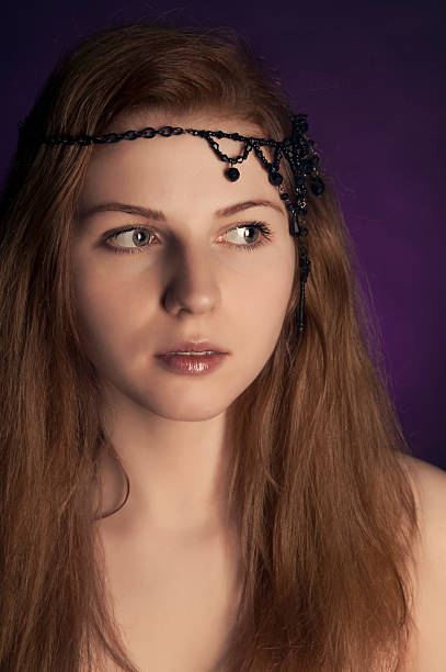 model dengan rambut merah jahe keriting panjang dan make-up alami. - virgin mary potret stok, foto, & gambar bebas royalti