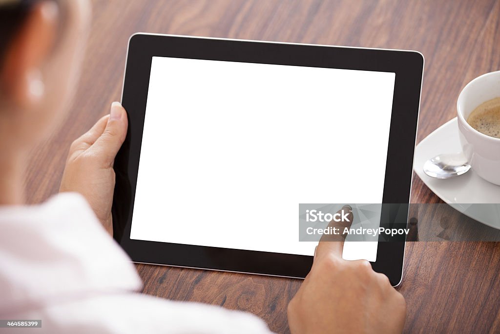 Femme avec tablette numérique et tasse - Photo de Adulte libre de droits