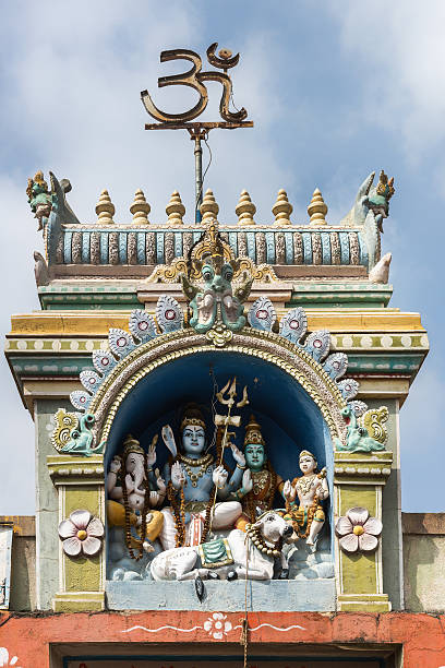 shiva rodziny w sri naheshwara statua w bangalore. - shiv bangalore shiva god zdjęcia i obrazy z banku zdjęć