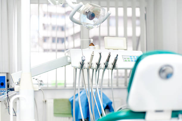 clínica dental moderno com ferramentas, paciente cadeira e equipamentos - dentists chair dentist office chair orthodontist - fotografias e filmes do acervo