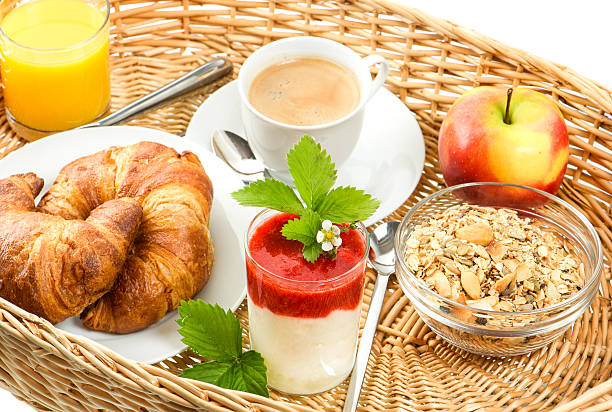 завтрак с кофе, круассаны и апельсиновый сок - basket bread breakfast close up стоковые фото и изображения