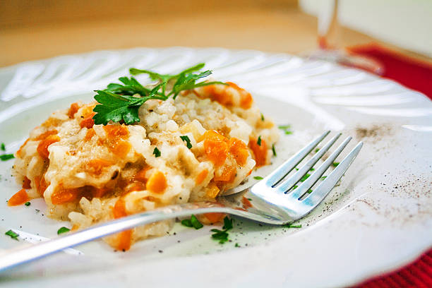 wegetariańskie risotto - parmesan cheese risotto rice basil zdjęcia i obrazy z banku zdjęć