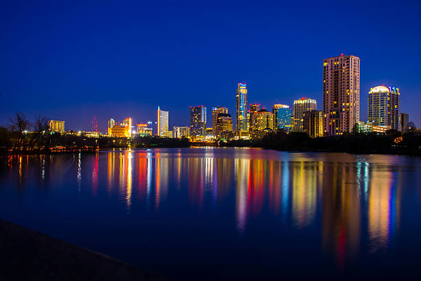 austin city lights reflexos de cidade do nascer do sol lago antes de - town home imagens e fotografias de stock