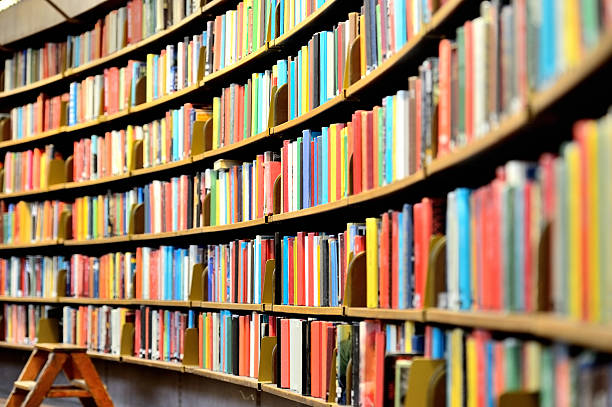 round bookshelf in public library - library stockfoto's en -beelden
