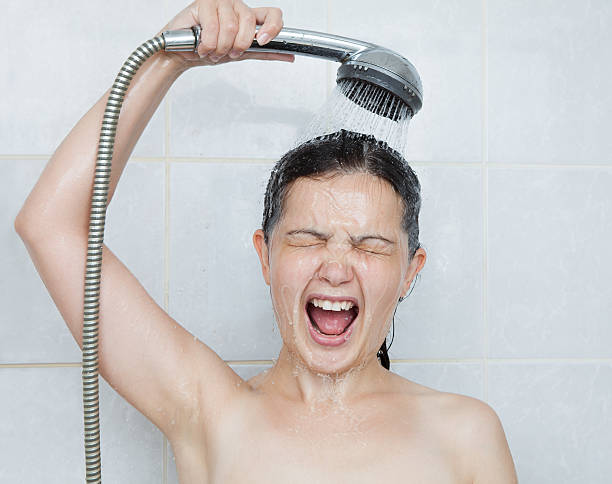 jeune femme dans la salle de bain - screaming shouting women human mouth photos et images de collection