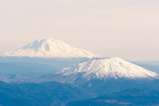 Cтоковое фото Mt. Adams и Mt. Сент-Хеленс