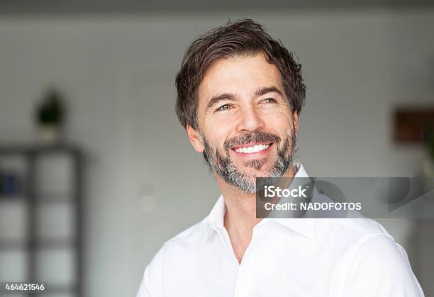 Erfolgreiche Lächelnd Reifer Mann Wegsehen Stockfoto und mehr Bilder von Männer - Männer, Lächeln, Männer über 40
