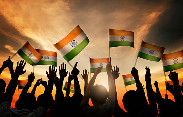 группа людей размахивающий лапами индийский ме�тки в освещённый сзади - indian flag стоковые фото и изображения