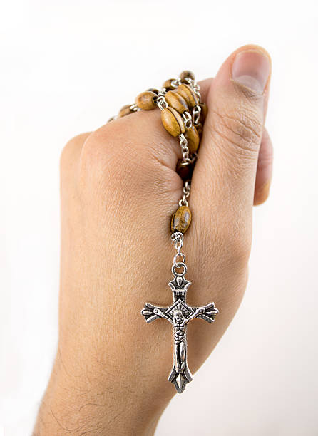 christian rezar com rosary - praying human hand worshipper wood imagens e fotografias de stock