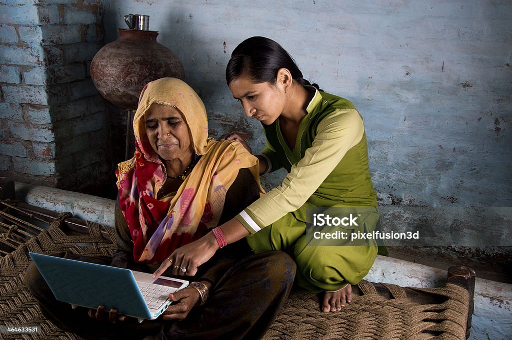 villager feliz Chica con ordenador portátil con su madre - Foto de stock de Países en vías de desarrollo libre de derechos