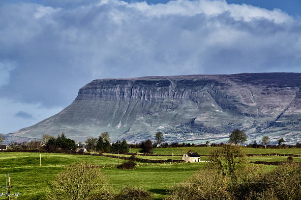 бен bulbin маунтин, штат колорадо.  слайго - overcast republic of ireland cloudscape cloud стоковые фото и изображения