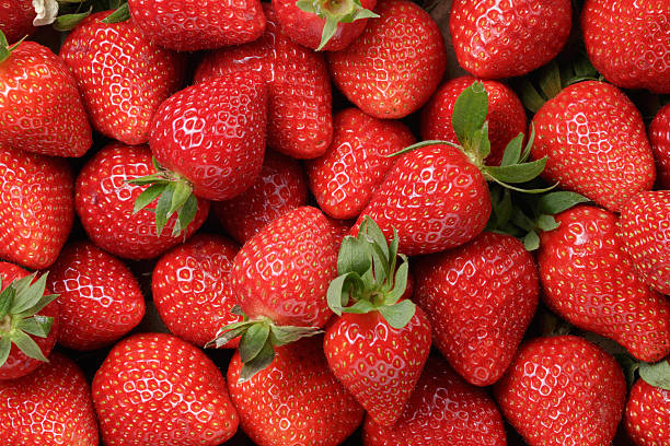 fond de fraîchement cueillies fraises - fraise photos et images de collection