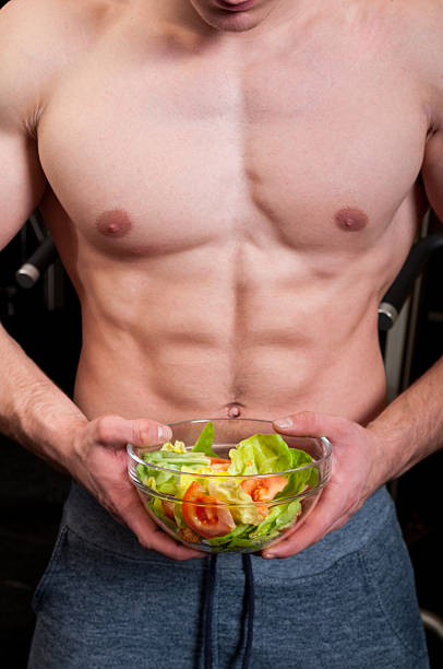 착용감 숫나사 쥠 수프를 샐러드 - eating body building muscular build vegetable 뉴스 사진 이미지