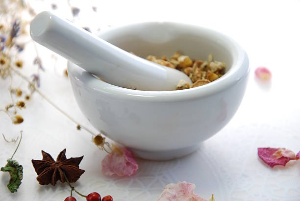 medicina herbaria - mortar and pestle lavender chamomile herb fotografías e imágenes de stock