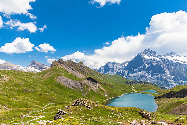 bachalpsee e monte schreckhorn - jungfrau region foto e immagini stock