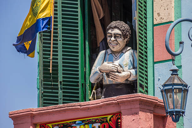 estátua de diego maradona em la boca em buenos aires - buenos aires argentina south america la boca - fotografias e filmes do acervo