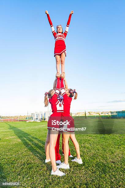 Gruppe Von Cheerleader In Das Feld Stockfoto und mehr Bilder von Cheerleader - Cheerleader, Erwachsene Person, Europäischer Abstammung