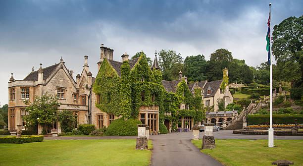 castle combe mansion, antiga casa e park - castle combe - fotografias e filmes do acervo