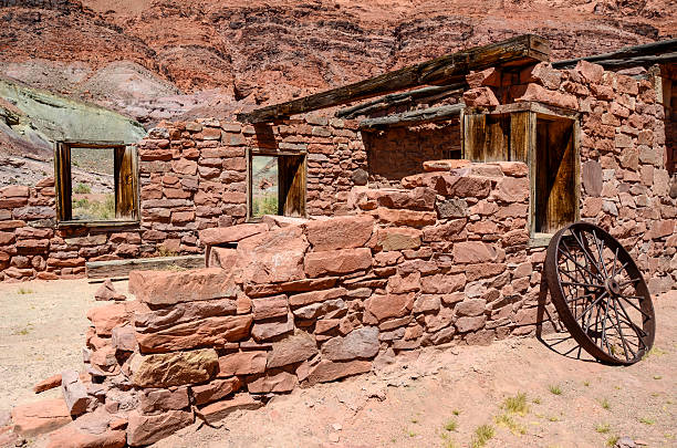 stone building, lee de ferry, en arizona. - lee ferry photos et images de collection