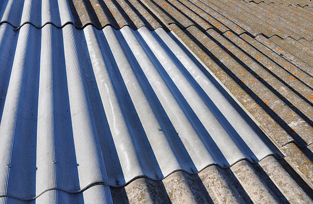 asbest dach hintergrund - friable stock-fotos und bilder