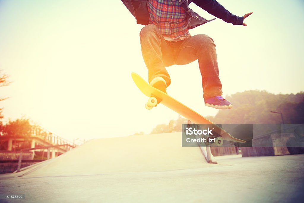 skateboarder springen im skatepark - Lizenzfrei Skateboard-Park Stock-Foto