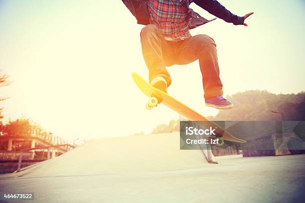Skateboarder Springen Im Skatepark Stockfoto und mehr Bilder von Skateboard-Park - Skateboard-Park, Skateboard-Rampe, Skateboardfahren